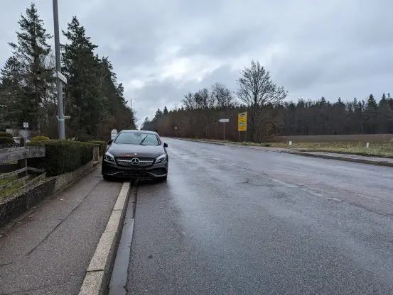 extrem breite Fahrbahn und trotzdem hat Fahrer:in das Auto so abgestellt, dass der halbe Gehweg zu ist und man mit dem Kinderwagen nicht mehr durch kommt und auf die Fahrbahn ausweichen muss.