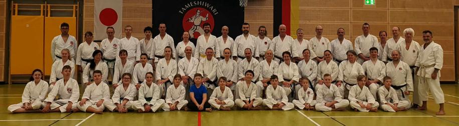 Gruppenbild mit ca. 50 Karateka beim 5-jahre-Jubiläumslehrgang des bannewitzer Karate-Dojos TAMESHIWARI