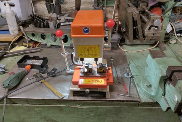 DIY cutting a key on a cheap keycutter.