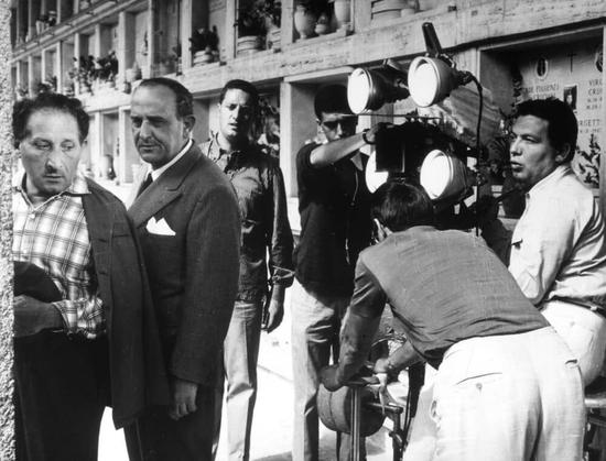 Autore non identificato - Sportelli, Randone, Guarnieri e Petri sul set di "I giorni contati" di Elio Petri,