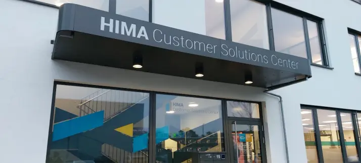 Man sieht den Haupteingang des Customer Solutions Center von HIMA in Brühl bei Mannheim