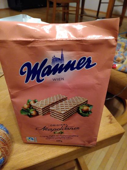 Vorderseite der Manner-Verpackung: 

Manner 
Wien

Original Neapolitaner

Knusprige Waffeln mit Haselnusscremefüllung