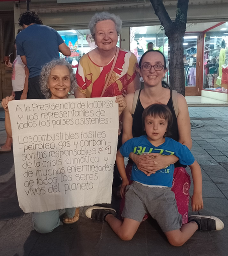 "Fossil Fuels - coal, oil, and gas - are the #1 cause of the climate crisis", reads this embroidered letter to #COP28 leaders from mothers "Zurciendo el Planeta".

Parents across the world are calling on COP28 to #EndFossilFuels #FastFairForever for the sake of children everywhere.