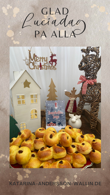 Ein Teller voller Lussekatter vor meinem Buch #Lussekattertage und weihnachtlichem Dekokram. Das Gsnze in einem Rahmen, auf dem steht Glad Luciadag till alla.