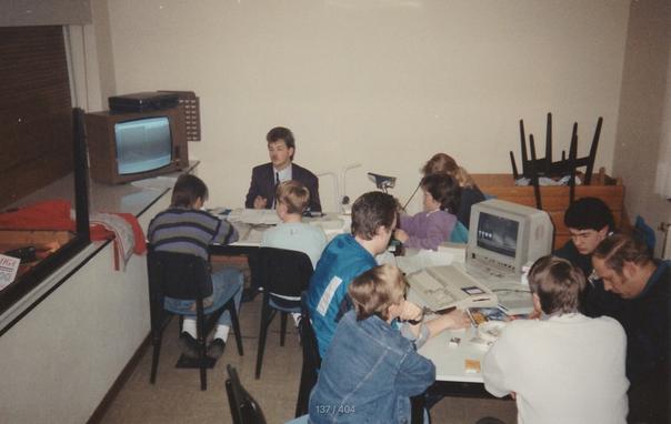 Sven Oliver Rüsche gibt einen Computerkurs im Computer Club Drolshagen 1984 e.V.