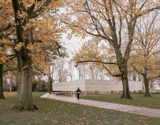 Kaan Architecten ontwierp het herdenkingscentrum bij de Amerikaanse militaire begraafplaats in Margraten. Het gebouw is verstopt tussen de bomen, en verzonken in de grond.Beeld Simon Menges.