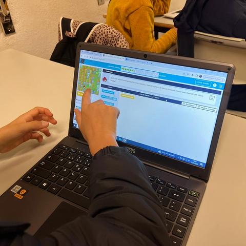 Computador criança a programar