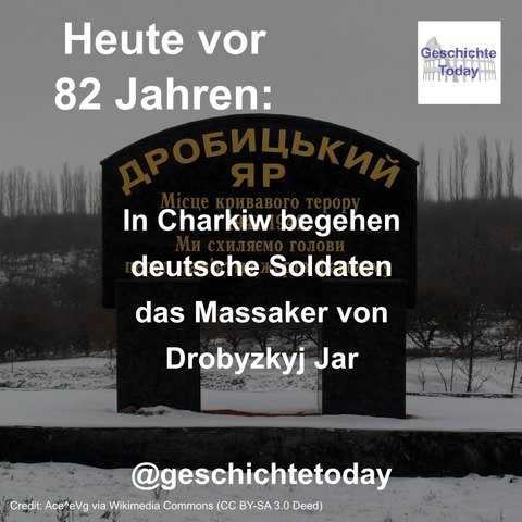 Heute vor 82 Jahren: In Charkiw begehen deutsche Soldaten das Massaker von Drobyzkyj Jar. Das Foto zeigt eine Gedenktafel am Eingang der Gedenkstätte für das Massaker von Drobyzkyj Jar. Schriftzug auf der Tafel: „Дробицький Яр. Місце кривавого терору 1941–1942. Ми схиляємо голови перед пам'яттю жертв фашизму.“ (deutsch: „Drobyzkyj Jar [Drobyzkyj-Schlucht]. Ort des blutigen Terrors 1941–1942. Wir verneigen uns vor dem Gedenken an die Opfer des Faschismus.“)