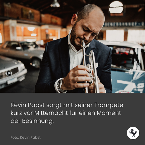 Kevin Pabst spielt Trompete, Text auf Bild: Kevin Pabst sorgt mit seiner Trompete kurz vor Mitternacht für einen Moment der Besinnung.
