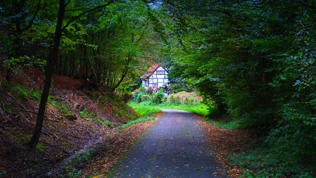 Fachwerkhaus am Ende einer Straße im Rumbachtal in Mülheim an der Ruhr.