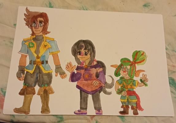 De gauche à droite :

-Un jeune homme très grand avec une tenue typique de soldat : veste bleue et jaune, avec des écusson au niveau de la poitrine de chaque côté, un t-shirt sans manche et col roulé noir, pantalon noir, mitaines noires, et bottes de cuir marrons. Il a une ceinture autour de la taille, et des cheveux châtains clairs.

-Une jeune femme avec la tenue typique de soigneuse : tunique avec les épaules nues, un débardeur, des brassards avec le bout évasé, un jabot avec un écusson dessus, des ballerines, le tout en rose et violet. Elle a aussi un pantalon serré noir, a un symbole en spirale sur le front, et a demain longs cheveux noirs attachés.

-Un personnage avec des feuilles en guise de cheveux, attachés, et des feuilles autour du cou et des poignets de bras. Il porte aussi la tenue de soldat, mais il a un foulard rouge autour de sa taille. Il a aussi une cicatrice en plein milieu du visage.

De gauche à droite toujours, ces personnes sont Alceste, Isis et Sven