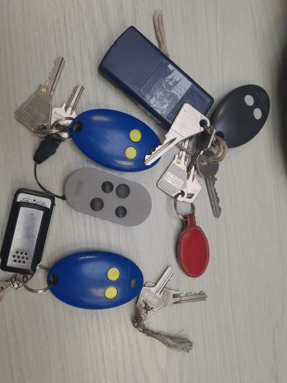 Plusieurs jeux de clés sur une table : la signature de vente/achat vient d'avoir lieu chez le notaire.