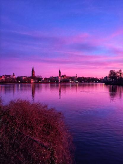 Blick auf sie Altstadt von Köpenick, Dank der untergehenden Sonne, in blau und lila getaucht.