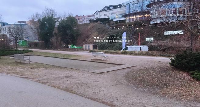 Boulefeld mit Seepromenadenbank , im Hintergrund 30 m Anstieg mit Hotelbebauung. Großzügige moderne Verglasung, beispielsweise Strandhotel Ostseeblick, Heringsdorf