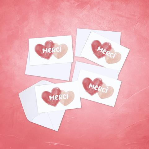 Lot de 4 cartes de remerciements réprésentant 2 cœurs, un rose clair et un rose foncé, avec le mot merci par dessus, fournies avec enveloppes blanches. A retrouver dans notre boutique en ligne : ernestine-etcie.fr