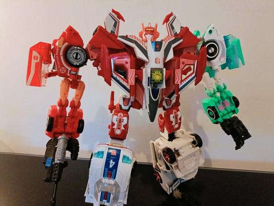 Transformer Combiner Elita Infinite stood ready for anything. They are composed of Elita-1 as torso. Moonracer as left arm. NovaStar as Right arm. Wheeljack as left shin and Jazz as right shin.