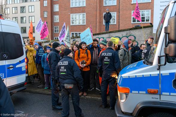 Verschiedene Klimagruppen blockieren die Elsenbrücke, Berlin, 09.12.2023