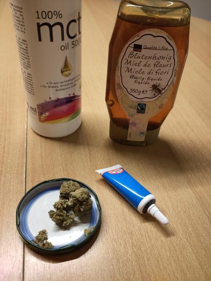 MCT Öl, Honig, Lebensmittelfarbe und natürlich ein bisschen Gras.