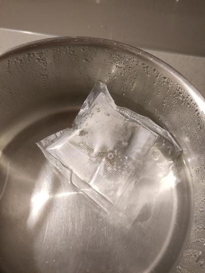 Blüten doppelt vakumiert im Wasserbad für 1 Stunde sieden. Tipp, vorher zuerst zerkleinern, da die Blüten dabei etwas schwitzen und sich kaum mehr zerkleinern lassen.