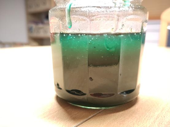 Der fertige Honig in blauer Farbe.