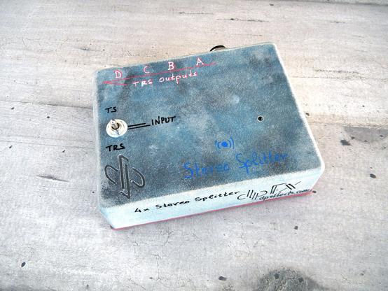 Stereo splitter pedal