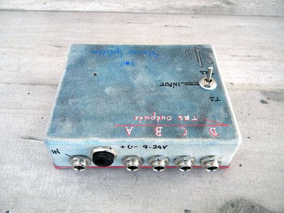 Stereo splitter pedal
