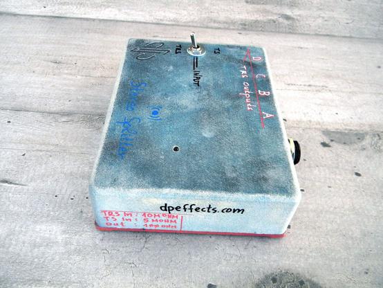 Stereo splitter pedal