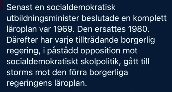 Senast en socialdemokratisk utbildningsminister beslutade en komplett läroplan var 1969. Den ersattes 1980. Därefter har varje tillträdande borgerlig regering, i påstådd opposition mot socialdemokratiskt skolpolitik, gått till storms mot den förra borgerliga regeringens läroplan.