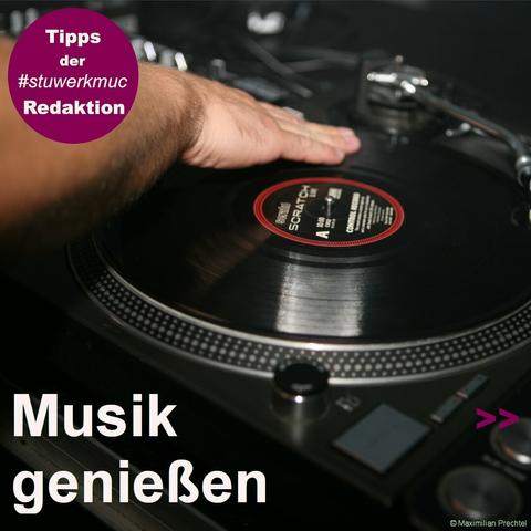 Foto eines DJ's an der Schallplatte