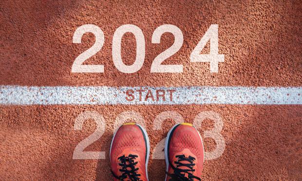 Foto: Adobe Stock
Aschenbahn mit Turnschuhen. Die Schuhe stehen auf 2023, darüber ein weißer Querstrich auf dem "Start" steht, darüber die Zahl 2024
