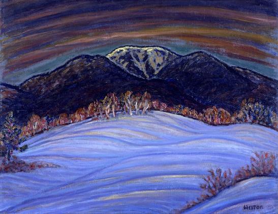 Peinture de paysage montagnard hivernal à la tombée du jour. 
Une épaisse couche de neige recouvre le sol vallonné, dont les courbes sont soulignées de bleu, mauve et doré.
Une guirlande d'arbres au feuillage flamboyant traverse le tableau en son milieu, en épousant le relief. 
À l'arrière-plan se dressent des montagnes sombres dont le sommet central est enneigé. 
Au-dessus de ce paysage, un ciel bleu bleuet illuminé de larges courbes fauves qui forment comme une arche.