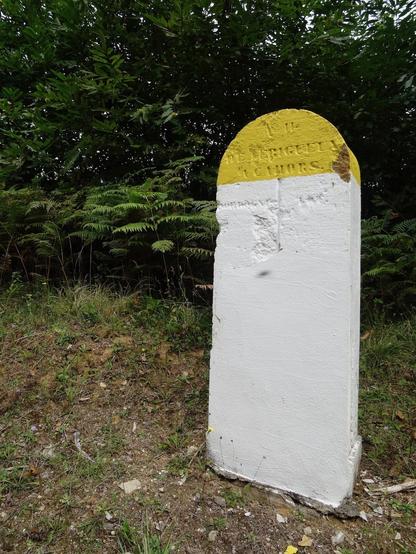 Borne routière de délimitation des Départements de la Dordogne et du Lot