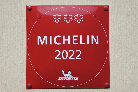 Red Michelin 3-star restaurant plaque with the lettering MICHELIN 2022.