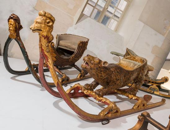 Spectaculaire traîneau en bois doré et peint, avec un intérieur en velours de soie jaune et un sol en cuir clouté. 
L’assise est une sculpture réaliste d’un léopard cambré, gueule ouverte, avec des yeux faits de verre. 
Il s’inspirerait peut-être du léopard accueilli par la ménagerie royale de Versailles dans les années 1730-1740. 
À la proue du traîneau, une tête de loup. 
Les patins sont rouges et dorés.