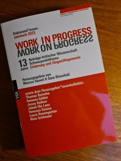 Buchcover vom Doktorand:innen-Jahrbuch der Rosa-Luxemburg-Stiftung "Work in Progress"