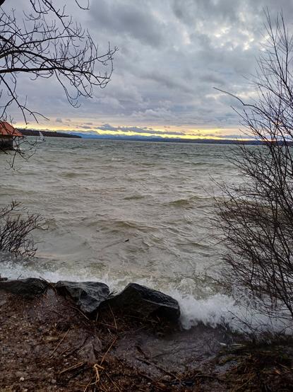 Hochwasser am Ammersee bei Stegen