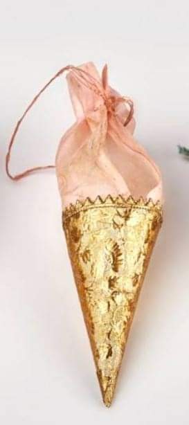 Cono di carta colorata e seta, utilizzato come decorazione per gli alberi di Natale di fine 800