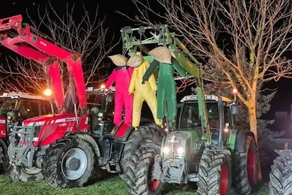 Danke an Martina @energisch_@troet.cafe
Das Foto zeigt mehrere Traktoren auf einer Demo der Landwirte. Einer hat am Frontlader oben 3 Figuren (ausgestopfte Säcke) in rot, gelb und grüner Kleidung am Hals aufgehängt wie an einem Galgen. Die Figuren sollen unsere aktuelle Regierungskoalition aus SPD, FDP und Grüne symbolisieren.
:blobcatthink: Meinungsfreiheit oder Aufruf zum Mord an Politiker*innen?
