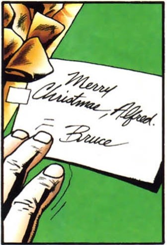 Gros zoom sur la main d'Alfred qui vient de trouver un cadeau caché pour lui près du Bat-Ordinateur, après que Batman soit parti en patrouille.
Sur le cadeau est marqué "joyeux Noël, Alfred." Et c'est signé "Bruce".
La main d'Alfred tremble un peu.