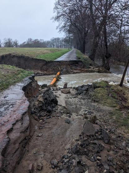 Wassermassen zerstören einen Weg.