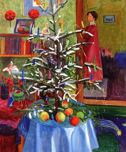 Peinture sur une toile verticale. Scène d’intérieur. 
Au premier plan, un sapin aux branches décorées de neige et de bougies.
Il est posé sur une petite table ronde couverte d’une nappe bleue, sur laquelle ont été disposés des fruits.
À l’arrière-plan, un mur vert contre lequel court une bibliothèque basse, dont l’étagère la plus haute est remplie de livres, et sur laquelle sont posés des objets décoratifs, sous un cadre. 
À droite de l’image, dans l’embrasure de la porte, passe une femme aux cheveux bruns noués en chignon. Elle est vêtue d’une longue robe rouge et porte une bougie blanche. 
Les traits de son visage ne sont pas visibles, bien qu’elle tourne la tête vers les spectateurs.