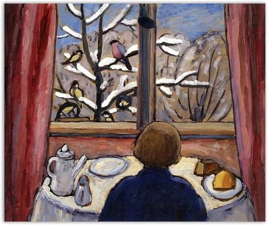 Scène d’intérieur matinale. 
Une personne à la chevelure courte, châtain, est représentée de dos, à mi-corps, vêtue d’un chandail noir. 
Elle est assise devant une table couverte d’une nappe blanche, sur laquelle sont disposés une cafetière, un petit pot, une assiette, du pain… 
Cette table de petit-déjeuner est éclairée par la lumière provenant de la fenêtre face à laquelle elle est située, encadrée d’épais rideaux rouges. 
À travers cette fenêtre, sous le ciel bleu, apparaissent des arbres dont le plus proche a des branches dénudées et couvertes de neige. Elles accueillent six oiseaux à la gorge jaune ou rouge.