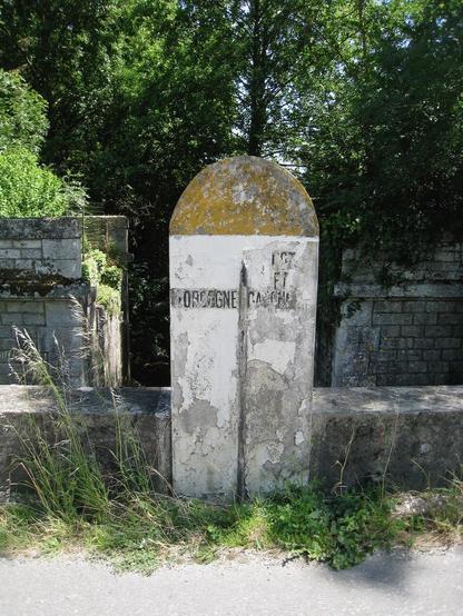 Borne interdépartementale située entre la Dordogne et le Lot-et-Garonne, sur le ruisseau de l'Escoussou