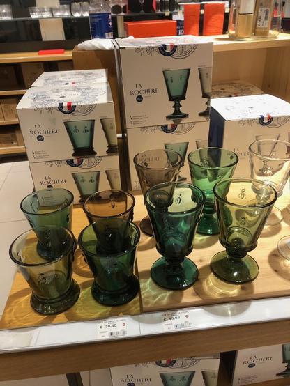 Présentation de verres verts à pied, de la verrerie La Rochère, dans un grand magasin parisien (Suggestion de décoration de Noël) ;-)