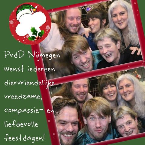 Collage van twee 'photobooth' foto's van een groot gedeelte van de gemeenteraadsfractie van Partij voor de Dieren Nijmegen met lachende faractieleden. Tekst: PvdD Nijmegen wenst iedereen diervriendelijke , vreedzame, compassie- en liefdevolle feestdagen.
Met PvdD logo in kerststijl linksboven. De achtergrond is groen.