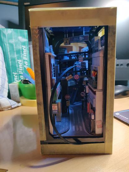 Bausatz Frontansicht mit kreppband fixiert.