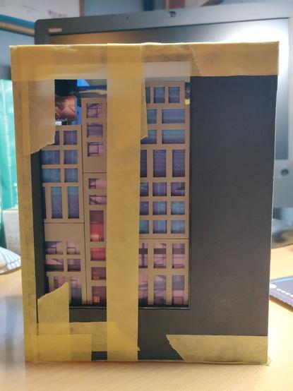 Bausatz Ansicht von rechts mit kreppband fixiert.