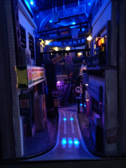 Durchsicht in die Straßenszene von vorne, alle led sind am Leuchten. Noch ohne Staubschutz.