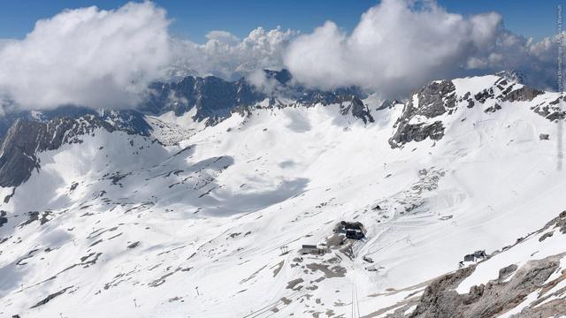 Garmisch-Partenkirchen: Wolken ziehen über das Skigebiet auf dem Zugspitzplatt. (Foto: dpa Bildfunk, picture alliance / Angelika Warmuth/dpa | Angelika Warmuth)