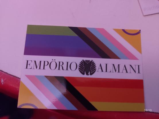 Sticker mit LGBTQi-Flaggen und der Aufschrift "Empörio Almani"